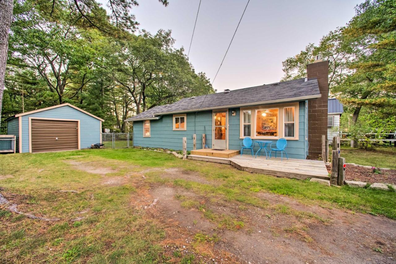 East Tawas Cabin With Deck, Backyard And Fire Pit! Exterior foto