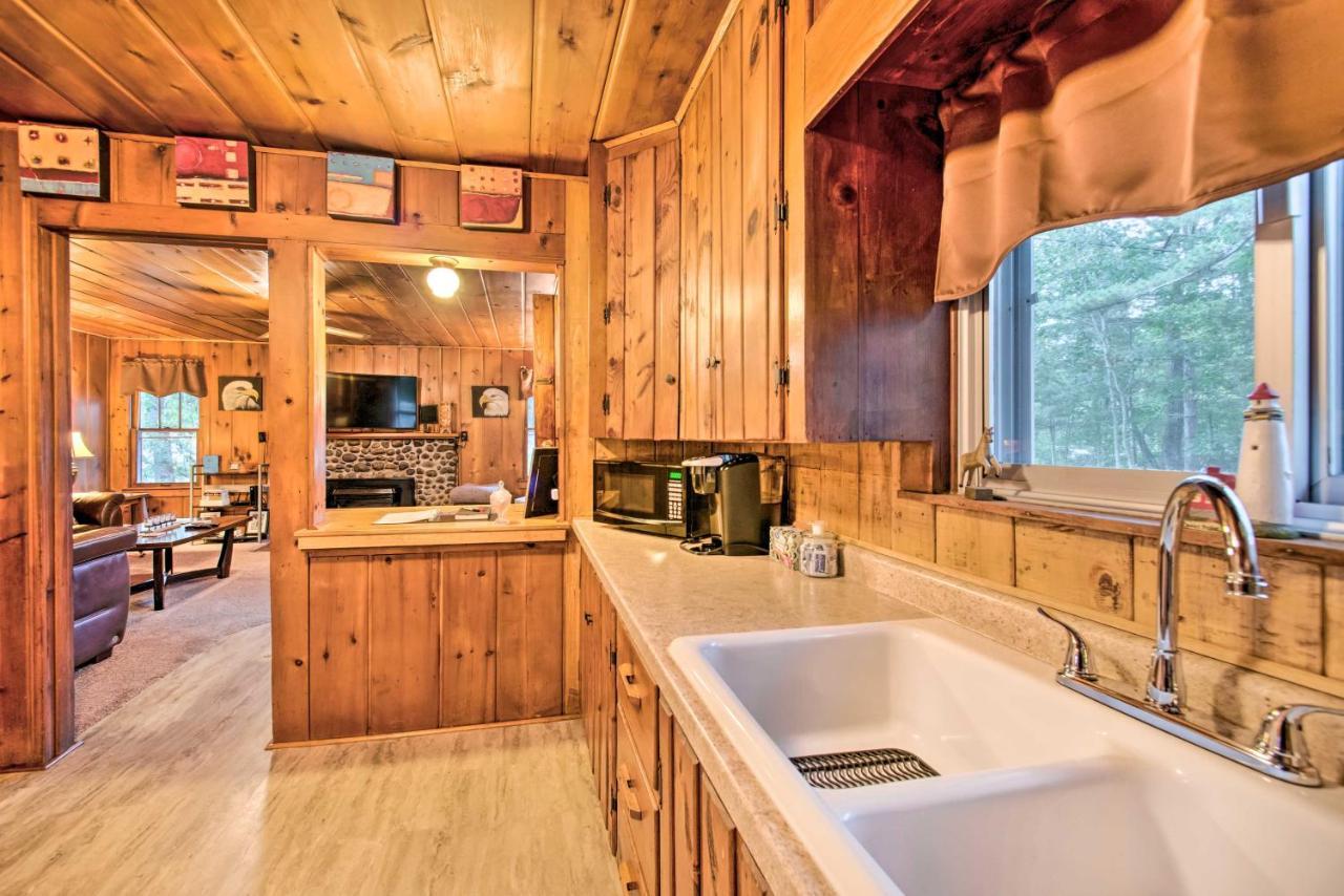 East Tawas Cabin With Deck, Backyard And Fire Pit! Exterior foto