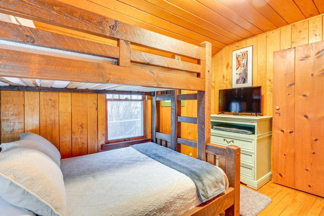 East Tawas Cabin With Deck, Backyard And Fire Pit! Exterior foto